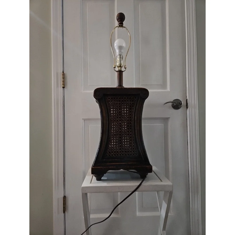BEAUTIFUL Vintage-style Lamp With A Wooden Base And A Crane‎ Insert